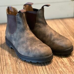 Practically brand new Chelsea Blundstone boots in rustic brown. US W size 11